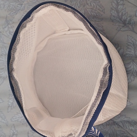 Woolite White & Navy Blue Mesh Intimates Wash Bag with Zipper Closure - Picture 10 of 11